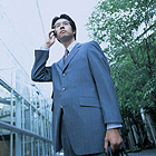 雇用予定の社員が適正かどうかを調査している調査員のイメージ写真