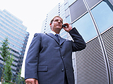 取引業者などの企業全体の信用調査を行う調査員のイメージ写真