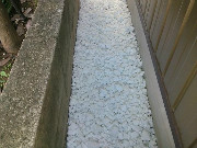 一般家庭の敷地に敷設された防犯砂利の写真