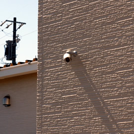 住居の外壁に取り付けられた防犯カメラの写真