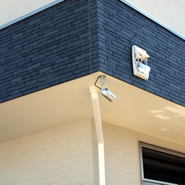 住居に取り付けられた防犯カメラの写真