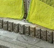 フックで固定された黄色いゴミネットのイメージ写真
